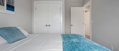 3 bedrooms, desk, iron/ironing board, travel cot