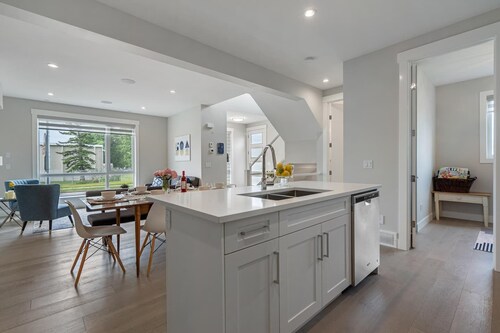 3 Bedroom with Sleeper Sofa Sleeps 8! Near downtown and Foothills Hospital