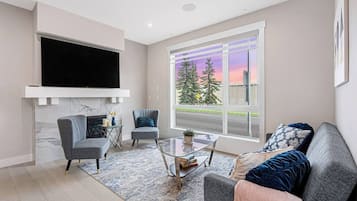 Smart TV, fireplace