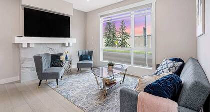 3 Bedroom with Sleeper Sofa Sleeps 8! Near downtown and Foothills Hospital