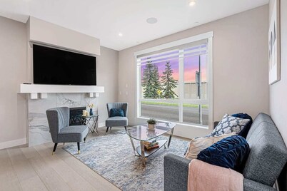 3 Bedroom with Sleeper Sofa Sleeps 8! Near downtown and Foothills Hospital