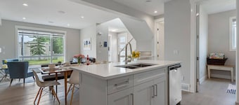 Modern 3Br Altadore Home Near Downtown