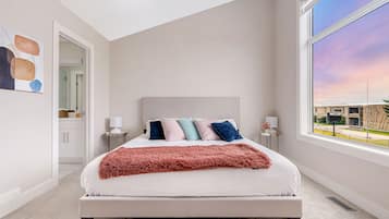 3 bedrooms, desk, iron/ironing board, travel crib