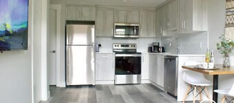 1 Bedroom with Sleeper Sofa Sleeps 3! Near downtown and Foothills Hospital