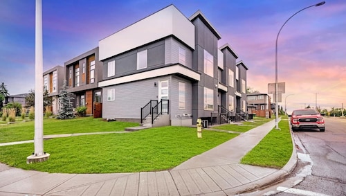 1 Bedroom with Sleeper Sofa Sleeps 3! Near downtown and Foothills Hospital