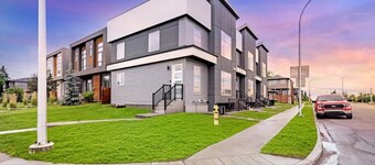 1 Bedroom with Sleeper Sofa Sleeps 3! Near downtown and Foothills Hospital