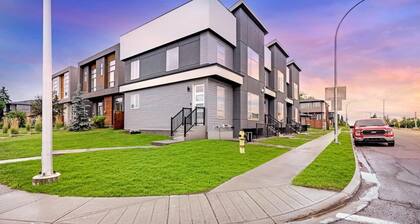 1 Bedroom with Sleeper Sofa Sleeps 3! Near downtown and Foothills Hospital