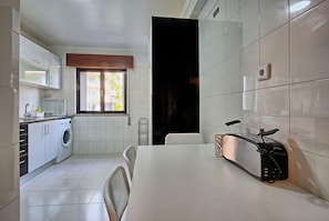 Réfrigérateur, micro-ondes, plaque de cuisson, lave-vaisselle