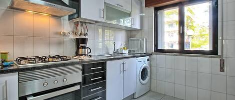 Frigorifero, microonde, forno, piano cottura