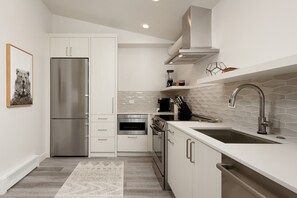 Een koelkast, een magnetron, een oven, een kookplaat