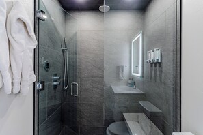 Douche, sèche-cheveux, serviettes fournies, savon