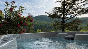 Un jacuzzi con vista a un paisaje montañoso.