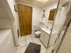 Ensemble douche/baignoire, serviettes fournies, savon, papier toilette