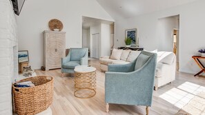 Living room - Sugar Loaf Serenity (Southampton)