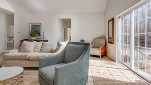 Living room - Sugar Loaf Serenity (Southampton)