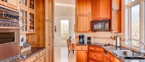House, Multiple Beds (Bridgehampton Beach Walk) | Private kitchen