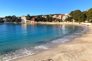 Plage à proximité, chaises longues