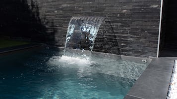 Een binnenzwembad, een buitenzwembad