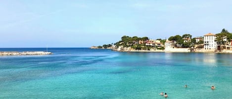 Perto da praia, espreguiçadeiras