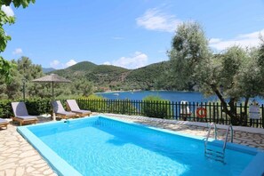 Outdoor pool, pool loungers - Villas with private beach near Desimi Bay (Λευκάδα)