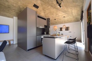 ثلاجة، ميكروويف، فرن، موقد طهي مسطح