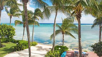 Plage, chaises longues, serviettes de plage