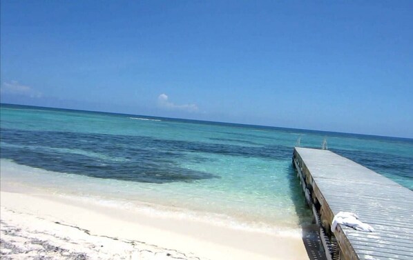 Sulla spiaggia, lettini da mare, teli da spiaggia