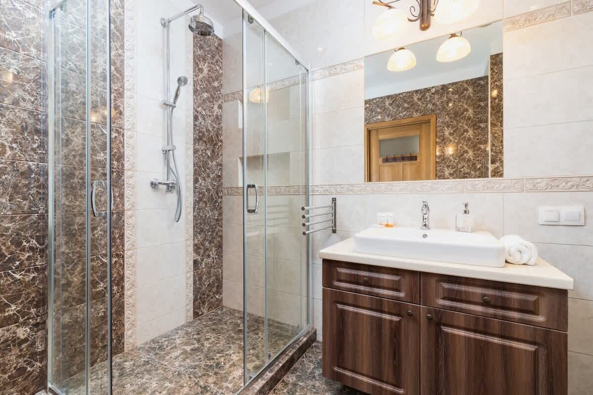 Shower, hair dryer, towels, shampoo