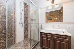 Douche, séchoir à cheveux, serviettes fournies, shampooing