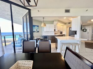 Jääkaappi, mikroaaltouuni, uuni, liesi