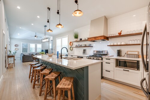 The Pearl Cottage House by the Riverwalk; HGTV
