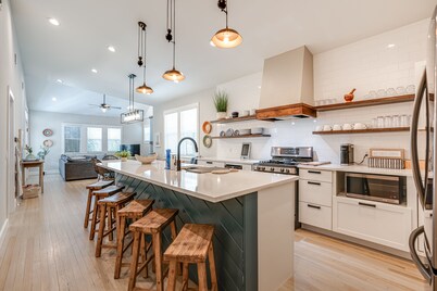 The Pearl Cottage House by the Riverwalk; HGTV