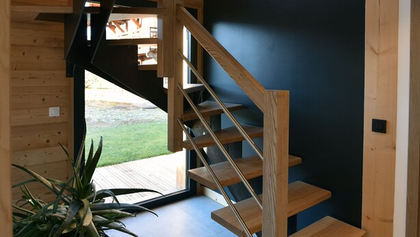 A modern staircase with wooden steps and metal railings, leading to an outdoor area with a view of the sky. - Chalet for 8 people with Terrace / Garden / Spa - 5 rooms - 4 bedrooms (Montriond)