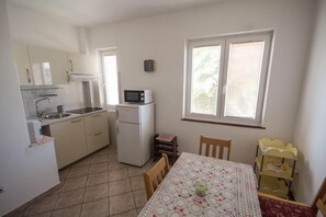 ثلاجة، ميكروويف، ماكينة لصنع القهوة/الشاي