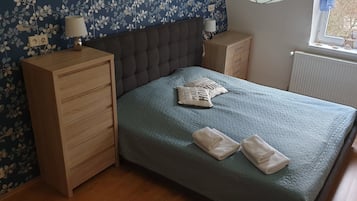 1 chambre, bureau, fer et planche Ă  repasser, lit parapluie