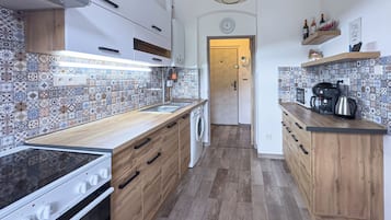 Geladeira, micro-ondas, fogão, cooktop