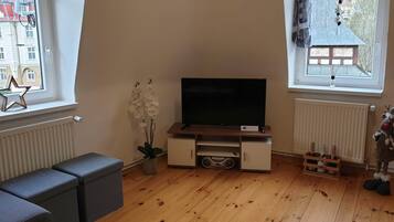 Een televisie en een stereo