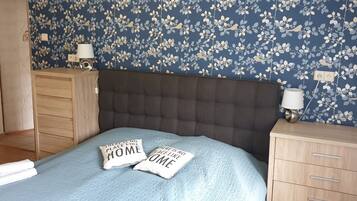 1 slaapkamer, een bureau, een strijkplank/strijkijzer, reisbedje