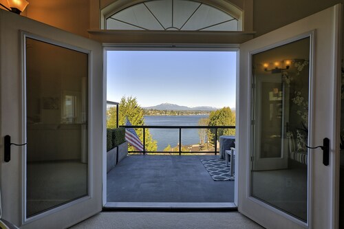 Endless Views @ This Elegant 5* Lake Stevens Home