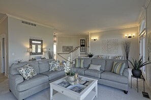 Smart TV, DVD player, livros, videoteca