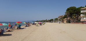 On the beach - Apartment Costa dorada, Cambrils (Salou side) sea view, direct beach access  (Cambrils)