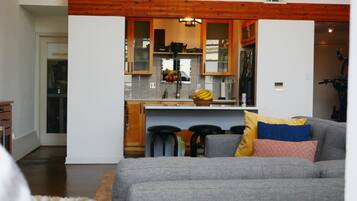 Smart TV, fireplace, books, stereo