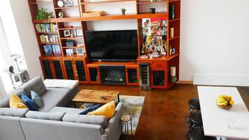 Smart TV, fireplace, books, stereo