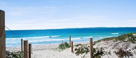 Una spiaggia nelle vicinanze