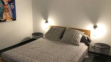 1 Schlafzimmer, Schreibtisch, Bügeleisen/Bügelbrett, Reisekinderbett