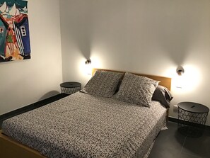 1 Schlafzimmer, Schreibtisch, Bügeleisen/Bügelbrett, Reisekinderbett
