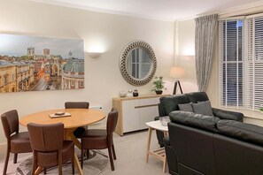 Smart TV, DVD player, books, music library - Historic Hideaway: Spacious 2BR Apt in York Centre (York)