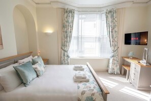 2 bedrooms, desk, soundproofing, iron/ironing board - Historic Hideaway: Spacious 2BR Apt in York Centre (York)