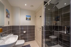 Een bad/douchecombinatie, gratis toiletartikelen, handdoeken