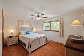 3 bedrooms, desk, iron/ironing board, free WiFi - Glass Porch Cottage Lake Freeman (Monticello)